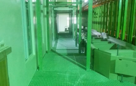 廣東清遠新野衛(wèi)浴公司電鍍平臺項目玻璃鋼格柵、玻璃鋼橋架工程(圖2)
